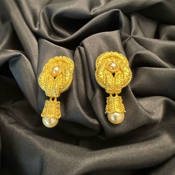 Kenneth Jay Lane Fabulous Faux Gold & Pearl Drop Earrings in Like New Condition. - Picture 1 of 4